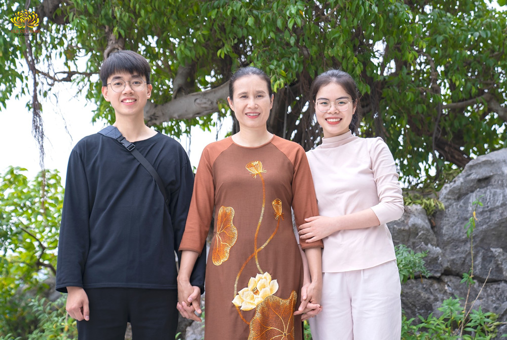 Bạn Vũ Thị Thanh Mai (bên phải) tự hứa sẽ cố gắng noi gương Cô