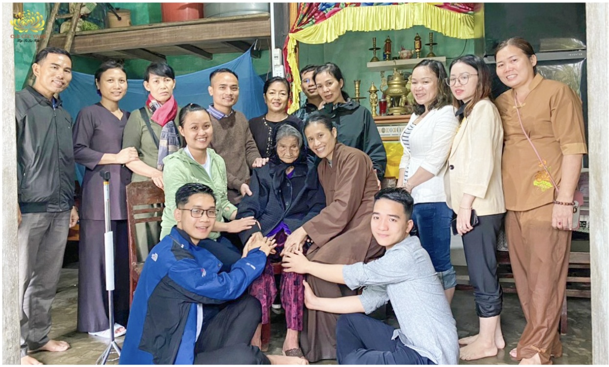 Vượt qua những cơn mưa lớn kèm theo gió mạnh đoàn từ thiện đã đến thăm nhà 10 mẹ Việt Nam Anh Hùng trên địa bàn thị xã Điện Bàn
