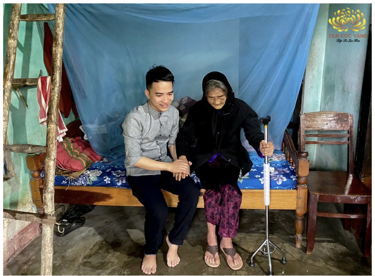 Bạn Nguyễn Quang Hà cùng đoàn từ thiện đến thăm nhà Mẹ Việt Nam Anh Hùng Trần Thị Tể (95 tuổi) tại phường Điện Nam Trung, thị xã Điện Bàn, tỉnh Quảng Nam