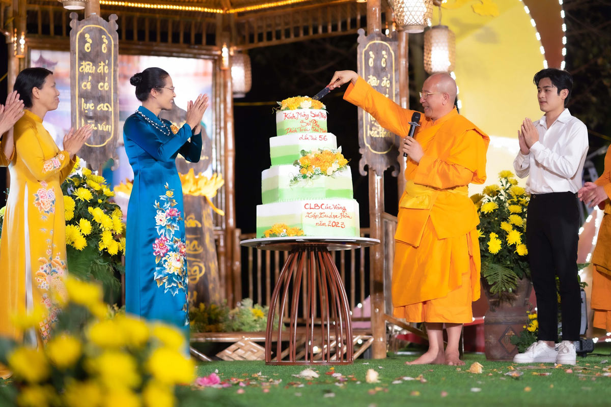 Sư Phụ Thích Trúc Thái Minh khai bánh sinh nhật lục hòa trong niềm mong chờ của tất cả các Phật tử.