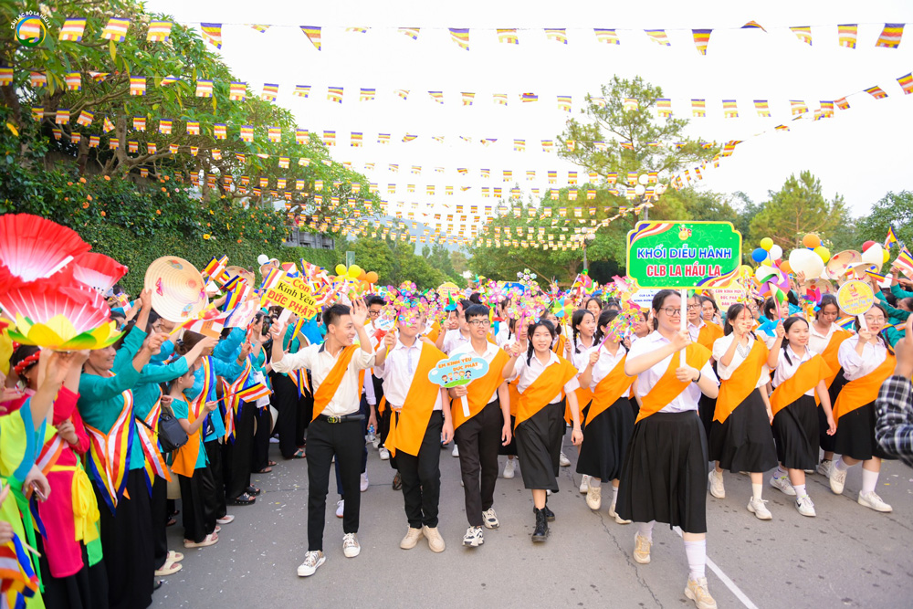 Khối diễu hành CLB La Hầu La - Hân hoan rước xe hoa kính mừng Phật đản