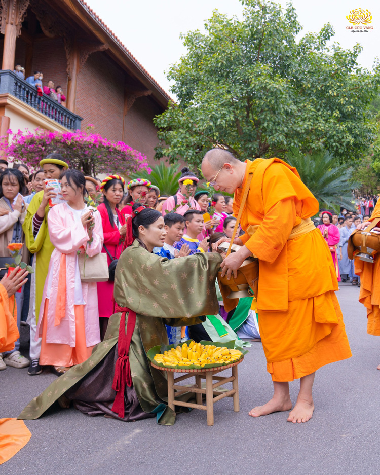 Nhân kỷ niệm 764 năm ngày sinh Phật hoàng Trần Nhân Tông, Cô Phạm Thị Yến thành kính dâng những vật phẩm thanh tịnh lên cúng dường trên Sư Phụ cùng chư Tăng chùa Ba Vàng. 