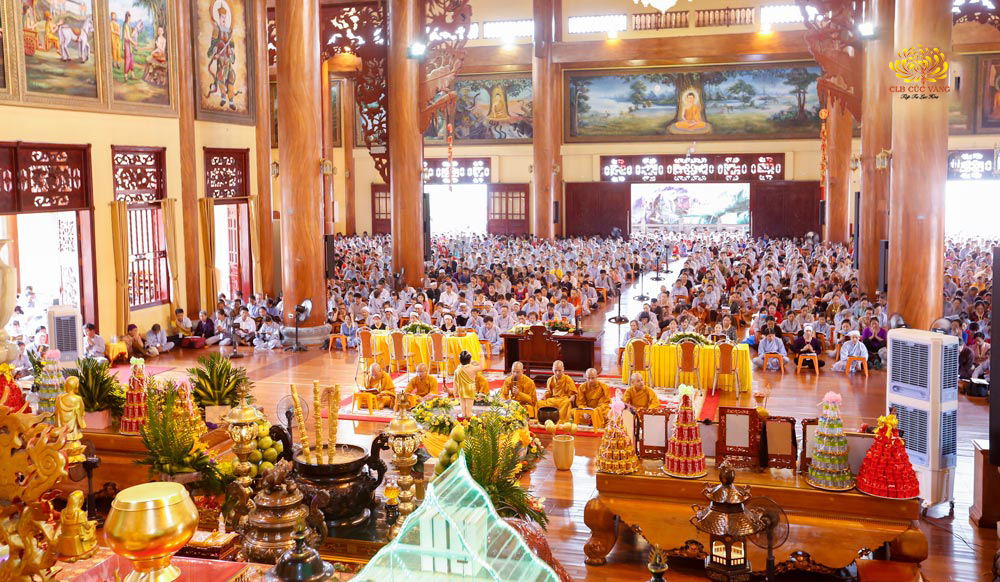 Lễ cầu siêu vào ngày 14,30 (29 tháng thiếu) âm lịch tại chùa Ba Vàng