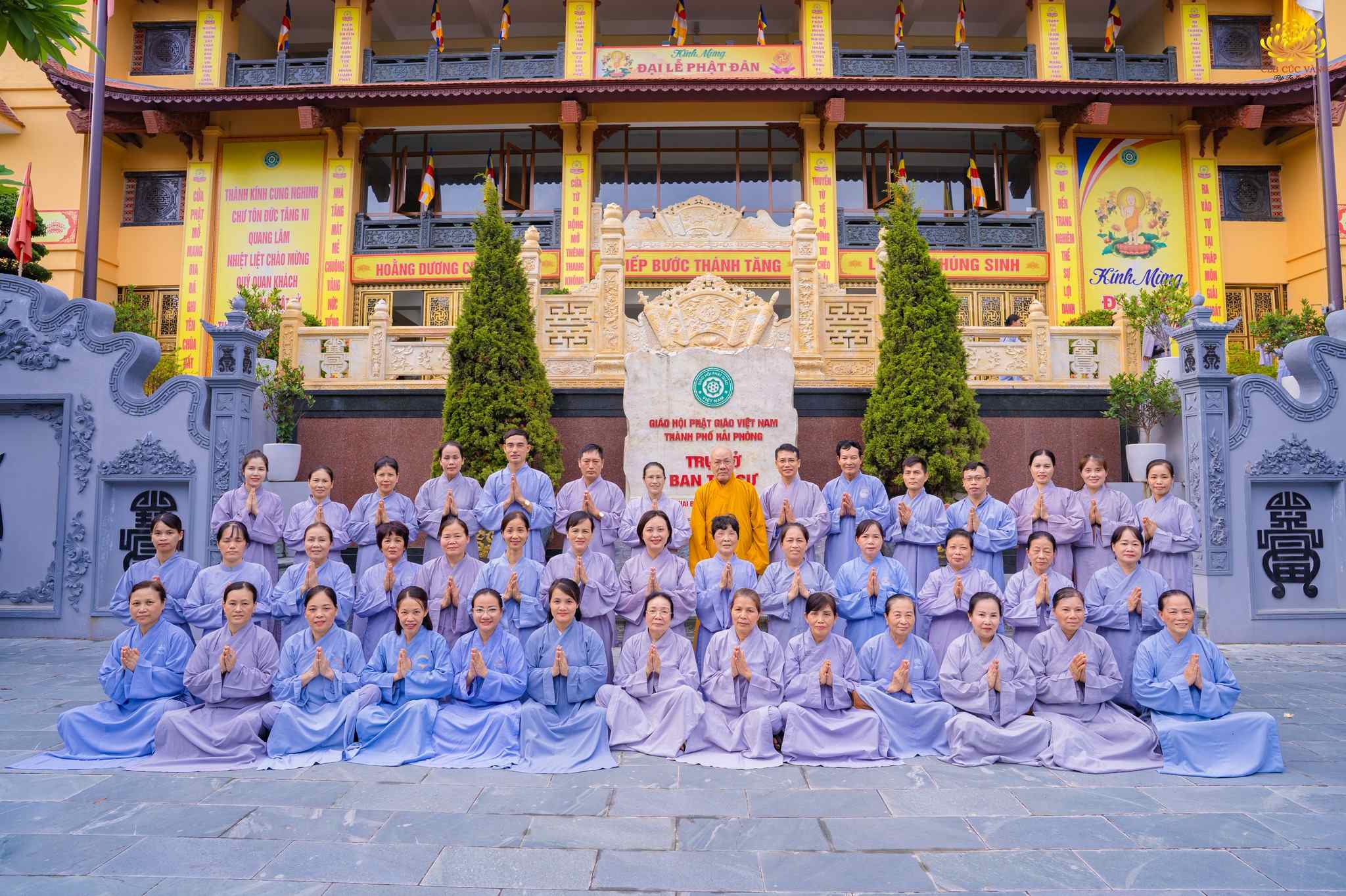 Bức hình lưu niệm của các Phật tử tại Hạ trường chùa Nam Hải (Quận Lê Chân, TP. Hải Phòng), bên Hoà Thượng Đường chủ Thích Quảng Tùng - Trưởng ban tri sự GHPGVN thành phố Hải Phòng.