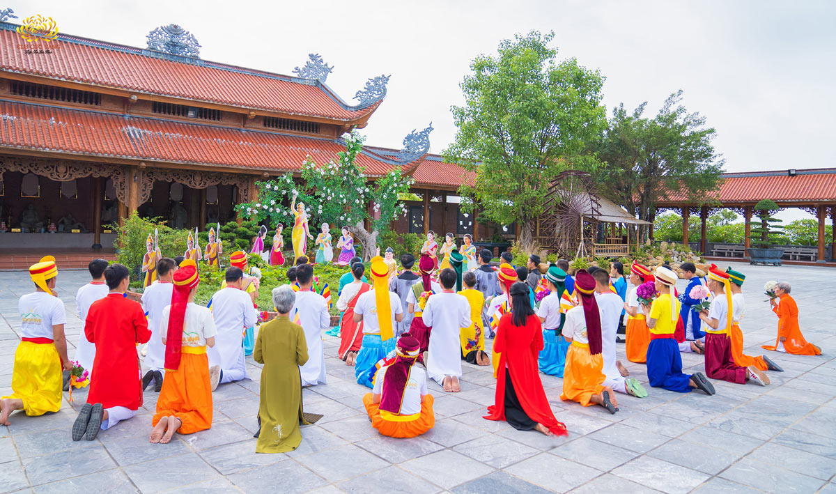      Với trang phục Ấn Độ và Việt Nam hòa vào nhau tạo nên những màu sắc rực rỡ, các Phật tử thành kính quỳ gối trước tôn tượng Đức Phật đản sinh và hướng tâm theo lời bạch lễ của Cô chủ nhiệm
