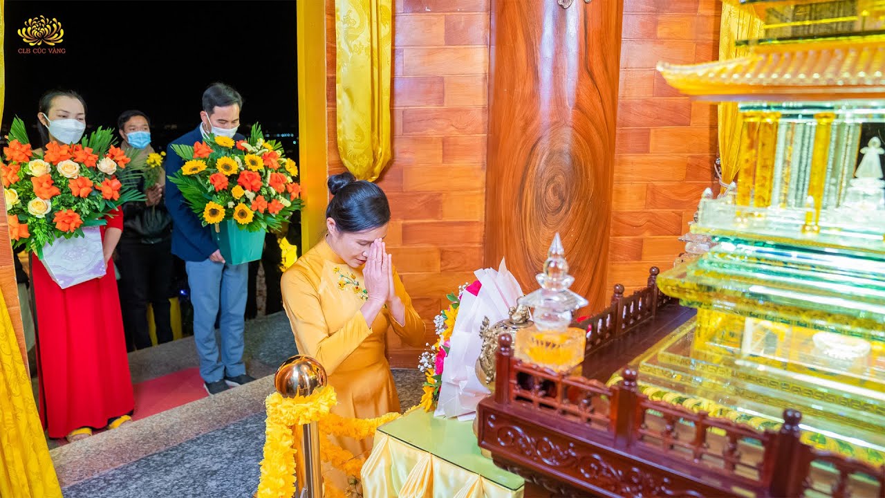 Dâng hoa cúng dường Xá Lợi Phật – Khoảnh khắc người con Phật lắng lòng tri ân
