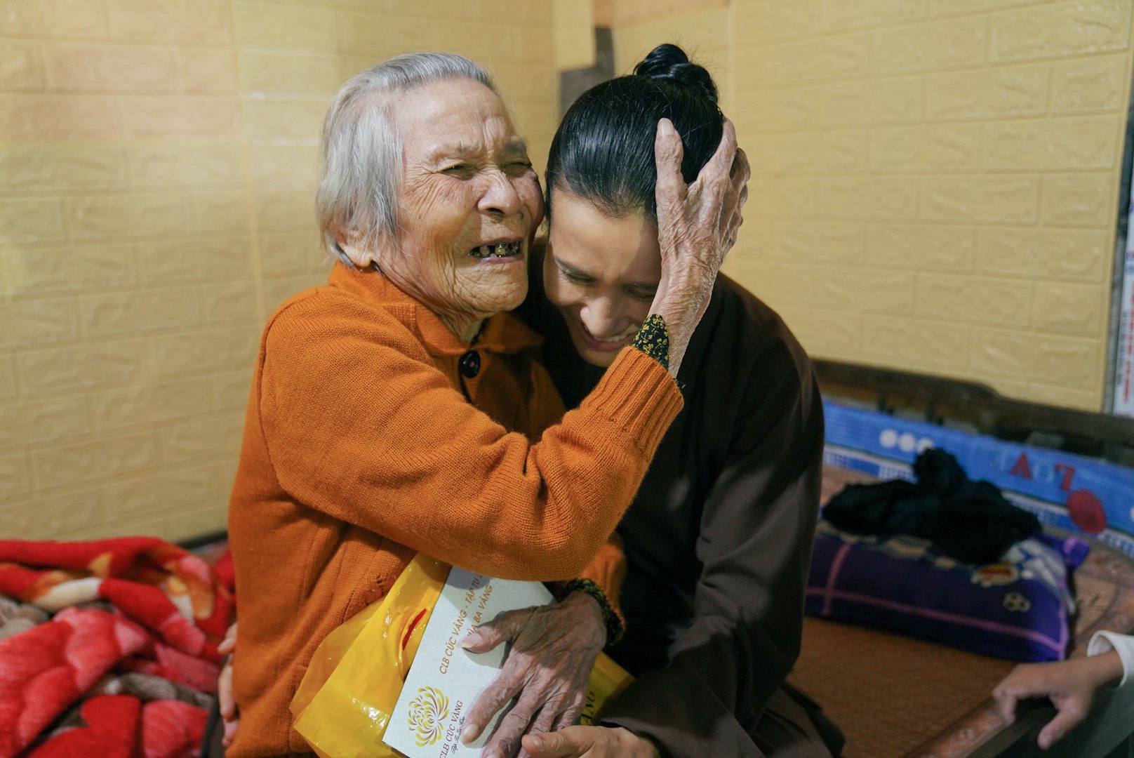 Mẹ Việt Nam anh hùng Phan Thị Thuộc bày tỏ niềm vui mừng cùng những cử chỉ gần gũi, yêu thương với Cô Phạm Thị Yến.