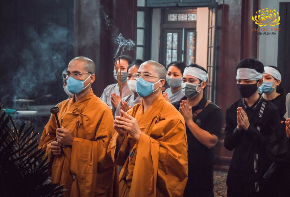 Đạo tràng Minh Long Trường Chinh thỉnh mời chư Tăng về làm lễ cho các gia đình Phật tử