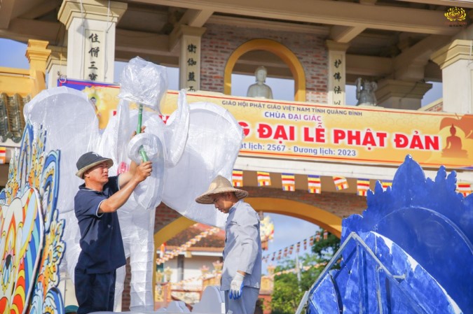 Mô hình voi trắng 6 ngà ngậm sen trắng cũng được vận chuyển từ chùa Ba Vàng vào Quảng Bình