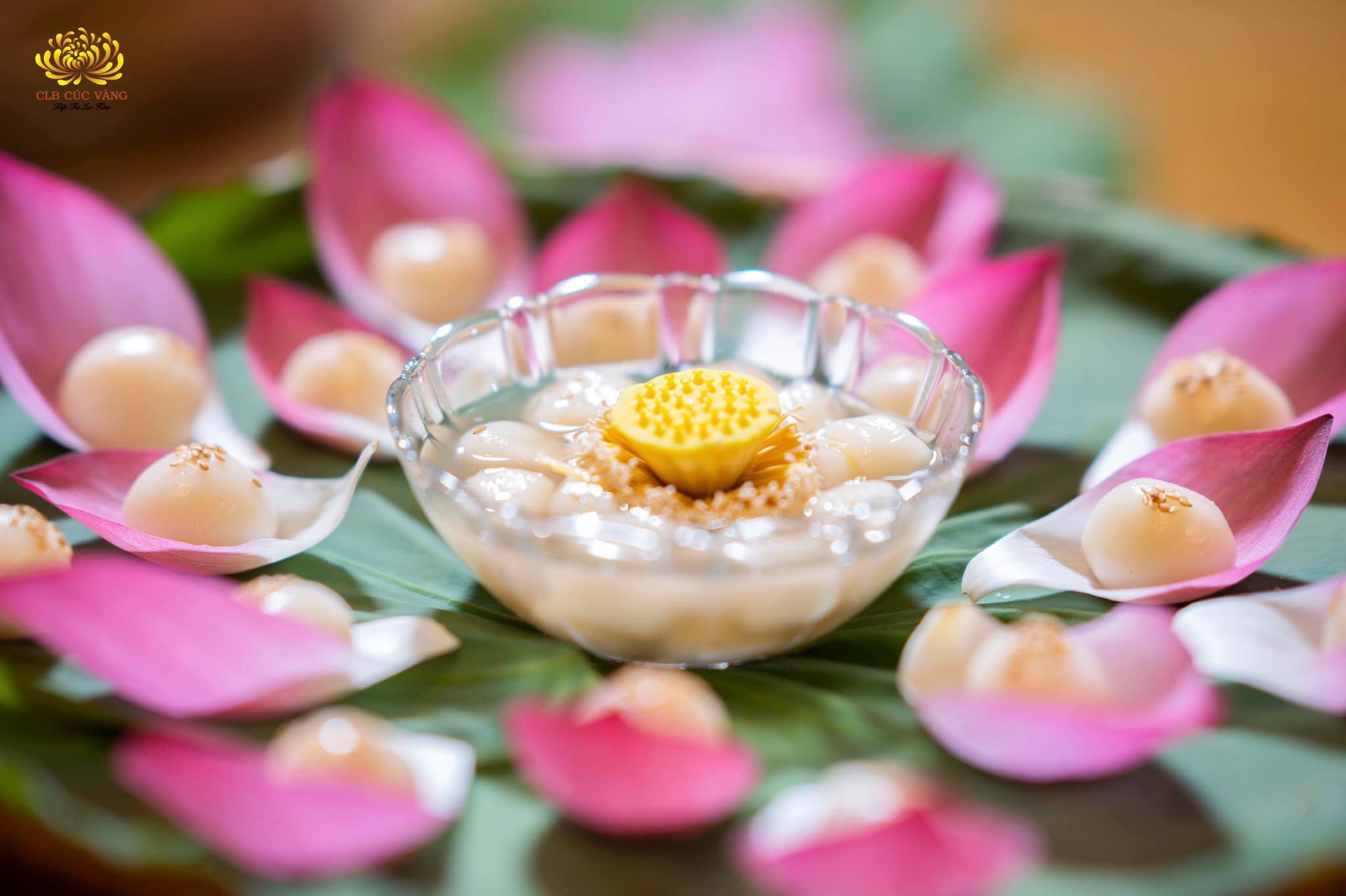 Món bánh trôi truyền thống được các Phật tử khéo léo bài trí trên những cánh sen, tạo thành một bông hoa sen lớn và độc đáo.