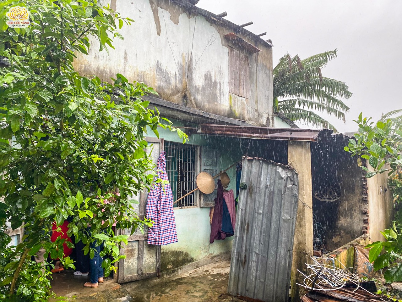 Mưa bão tại Quảng Nam càng khiến cho điều kiện hoàn cảnh của mẹ Việt Nam Anh Hùng Nguyễn Thị Thân (95 tuổi) khó khăn hơn