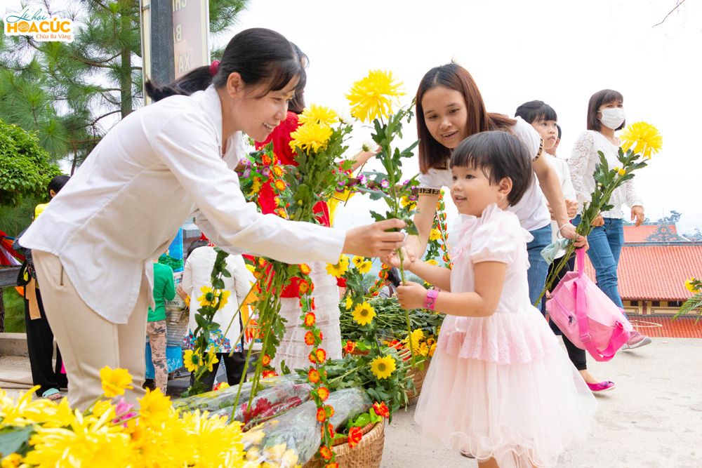 Nét đẹp khu của một khu chợ quê truyền thống tại Lễ hội Hoa Cúc chùa Ba Vàng năm 2020