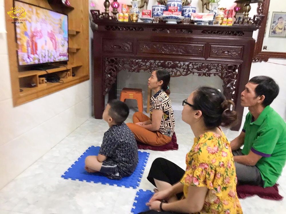 Gia đình cùng nhau nghe Sư Phụ Thích Trúc Thái Minh giảng Pháp