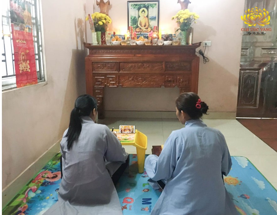 Phật tử Đặng Thị Hậu cùng mẹ chồng nghe Sư Phụ Thích Trúc Thái Minh giảng Pháp qua mạng