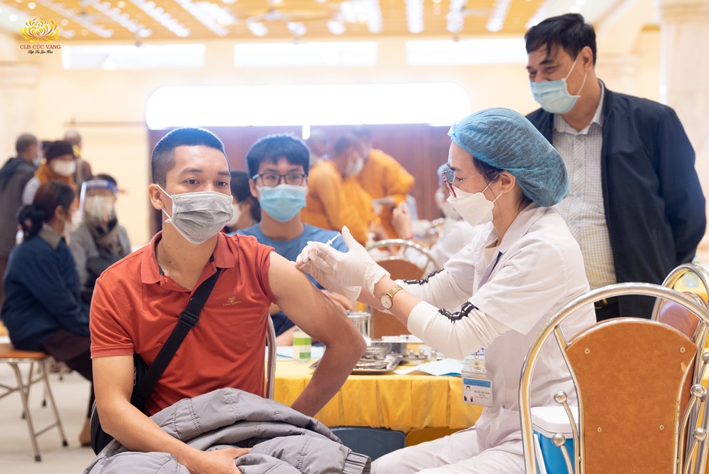 Phật tử CLB Cúc Vàng thực hiện tiêm vaccine phòng COVID-19 mũi 2 và sẵn sàng hỗ trợ nhân dân tại chùa Ba Vàng