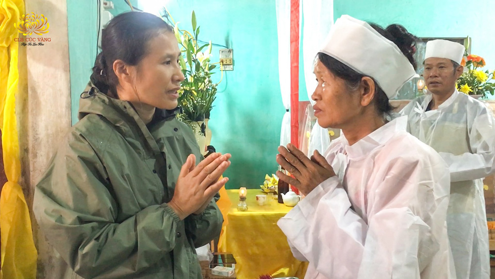 Cô Phạm Thị Yến và đoàn từ thiện đã động viên, chia buồn cùng với gia đình