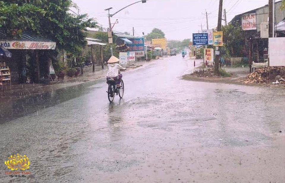Hình ảnh cơn mưa tại Vĩnh Long vào sáng ngày 13/4/2020