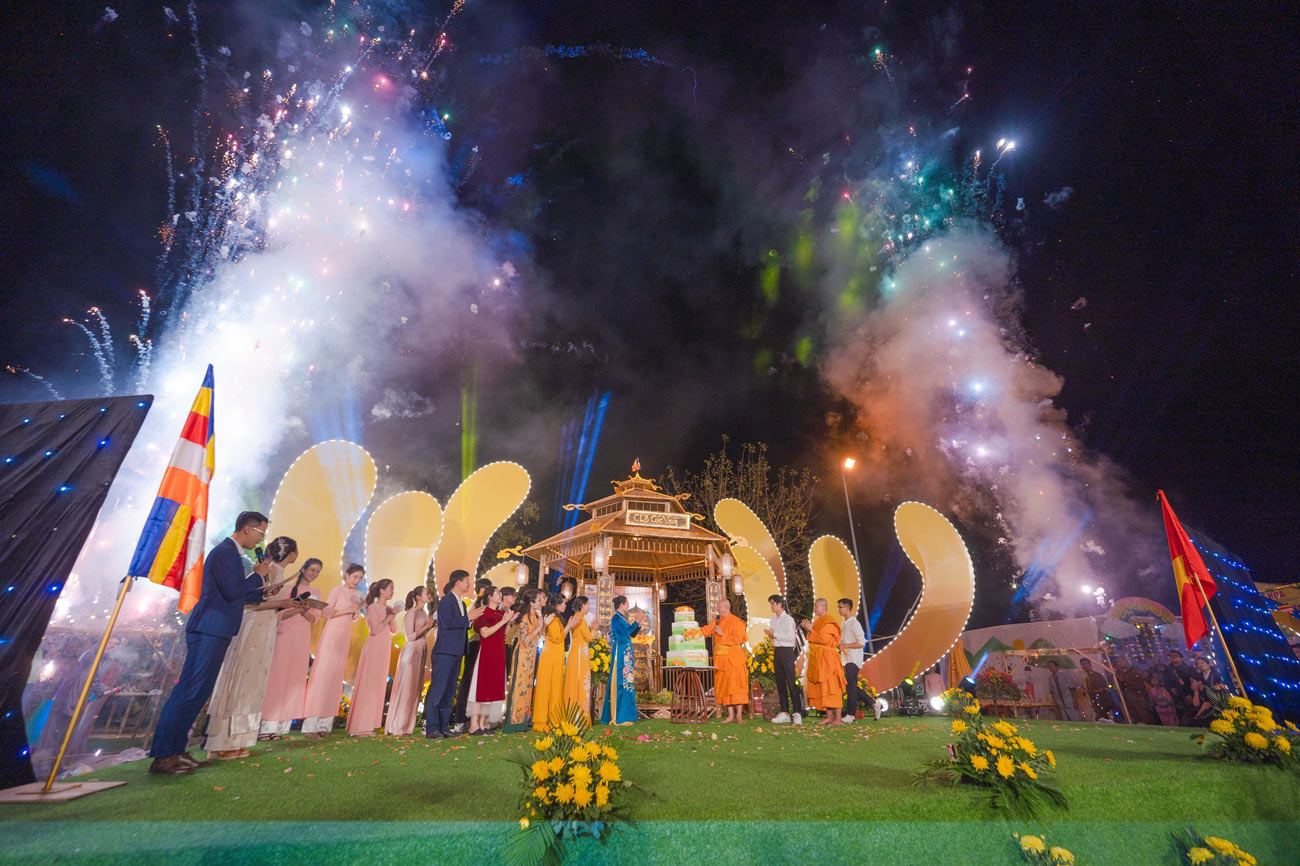 Những màn pháo hoa rực rỡ bay trong không trung hòa cùng niềm vui của những người Phật tử khi chứng kiến khoảnh khắc Sư Phụ Thích Trúc Thái Minh khai bánh sinh nhật lục hòa.