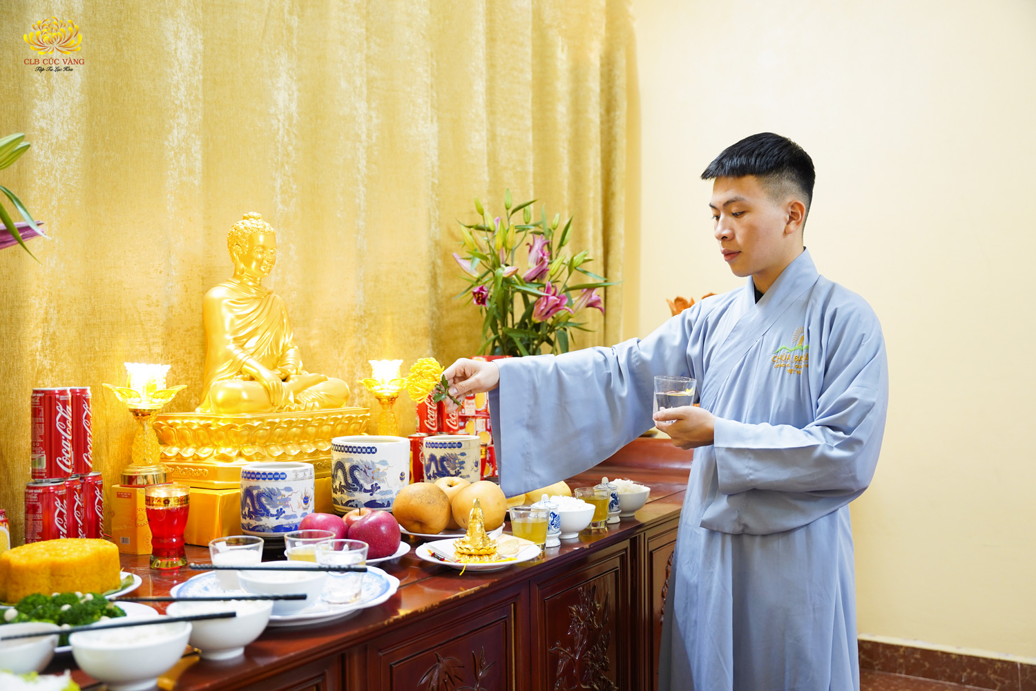 Phật tử thực hành vẩy nước sái tịnh theo hướng dẫn của Chư Tăng