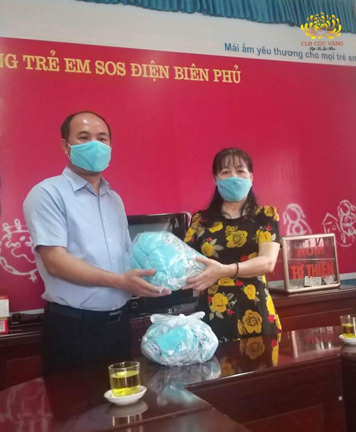 Phật tử đạo tràng Trúc Thắng trao tặng khẩu trang kháng khuẩn tại làng trẻ SOS Điện Biên Phủ