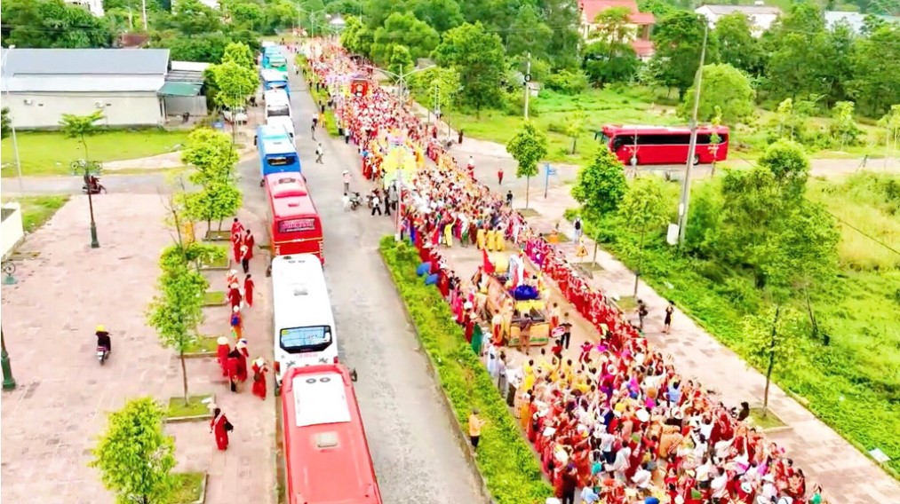 Mãn nhãn với những sắc màu rực rỡ của lễ diễu hành xe hoa kính mừng Phật đản tại huyện Minh Hóa, Quảng Bình