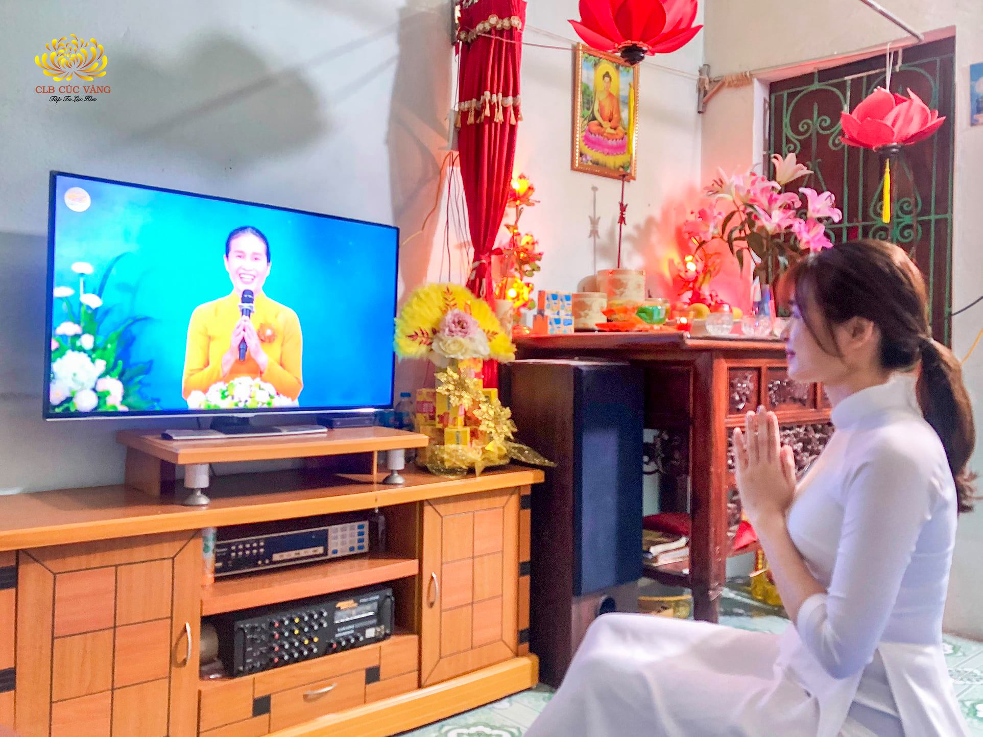Phật tử đang chăm chú lắng nghe Cô chủ nhiệm chia sẻ về quá trình hình thành, phát triển và phương pháp tu tập của CLB Cúc Vàng.