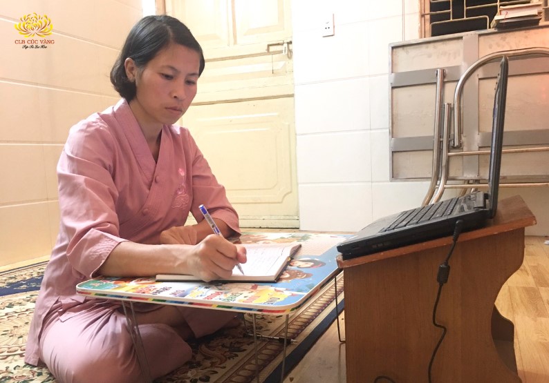Phật tử Nguyễn Thị Huyền Nam nghe Pháp và ghi chép lại những lời giảng của Cô chủ nhiệm