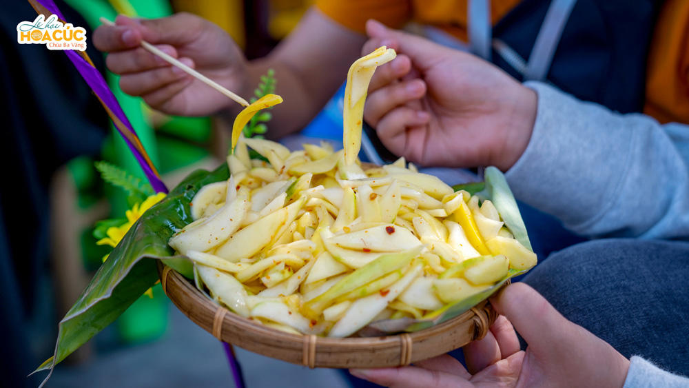  Thực khách thưởng thức ẩm thực chợ quê tại các khu hàng trong Lễ hội Hoa Cúc