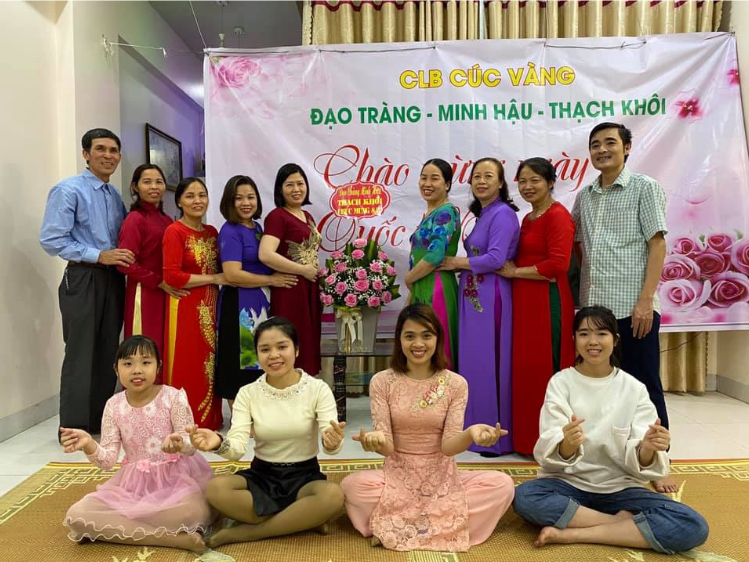 Phật tử Phạm Thị Quyên chụp ảnh cùng các đạo hữu của mình trong đạo tràng Minh Hậu - Thạch Khôi, Hải Dương