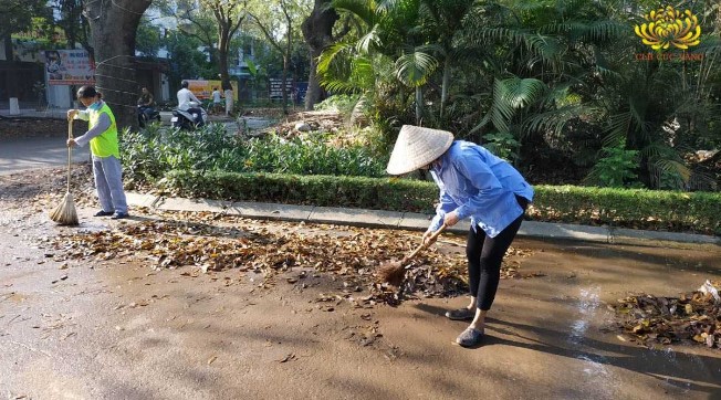Các Phật tử rất tích cực trong việc làm sạch môi trường dù các tuyến đường lâu không được dọn vệ sinh khiến rác, lá cây tồn đọng