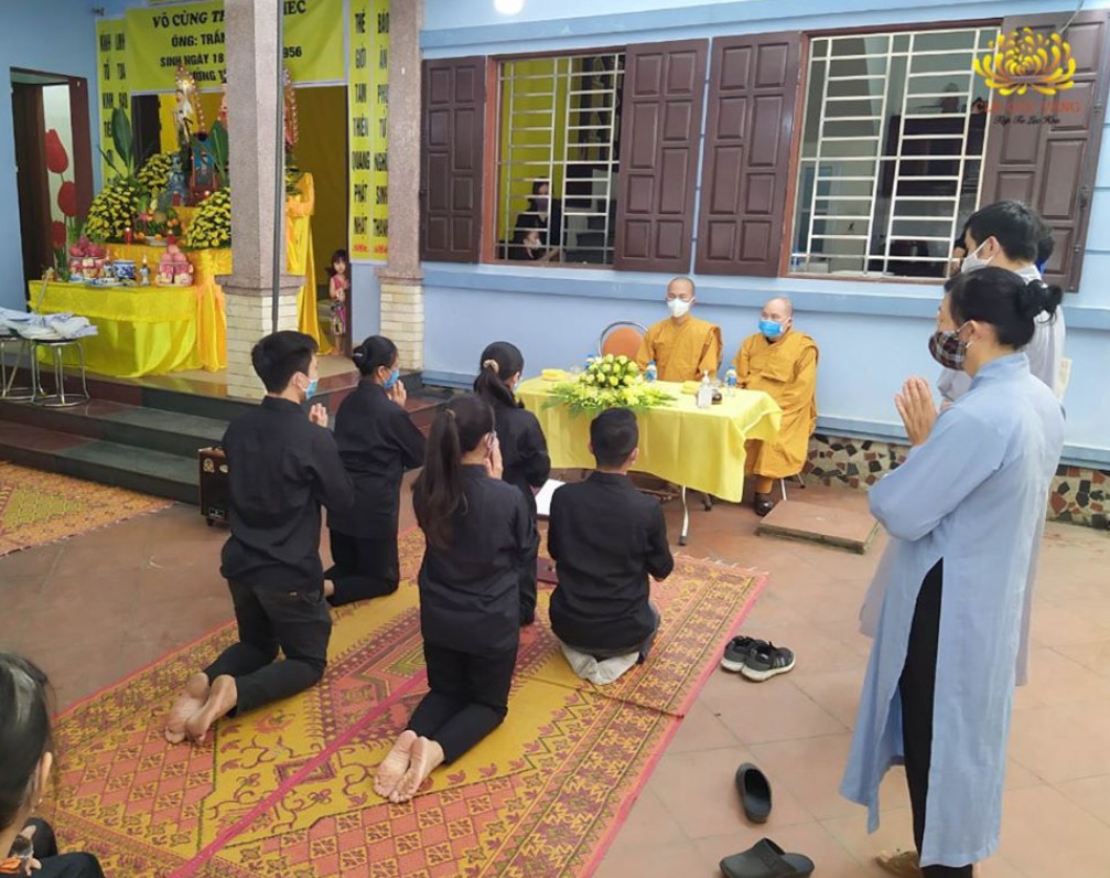 Phật tử trợ duyên cho đạo hữu thực hành hiếu hạnh