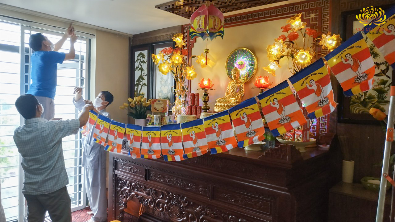 Phật tử trong CLB Cúc Vàng - Tập Tu Luc Hòa treo cờ, kết hoa chuẩn bị cho lễ Phật đản 2020
