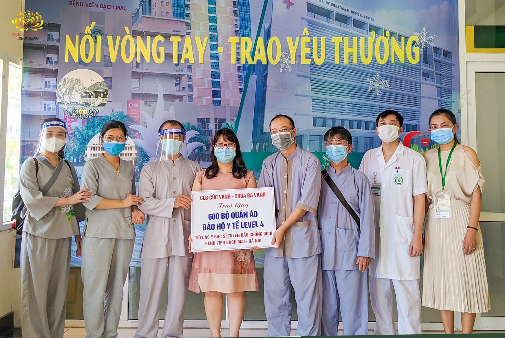TS. BS Hoàng Thị Phú Bằng - Phó trưởng phòng công tác xã hội đón nhận 600 bộ đồ bảo hộ y tế từ các Phật tử CLB Cúc Vàng