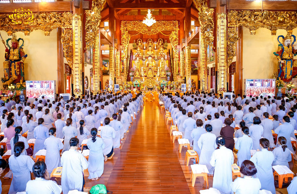 Dưới sự hướng dẫn của quý Thầy, các Phật tử tụng kinh Tam Bảo trong buổi lễ kết đàn
