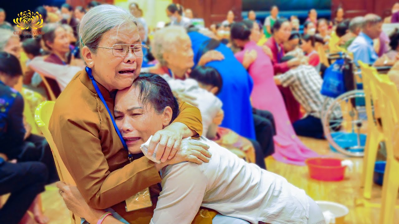 Rơi nước mắt trong lễ rửa chân cha mẹ mùa Vu Lan báo hiếu 2022 chùa Ba Vàng