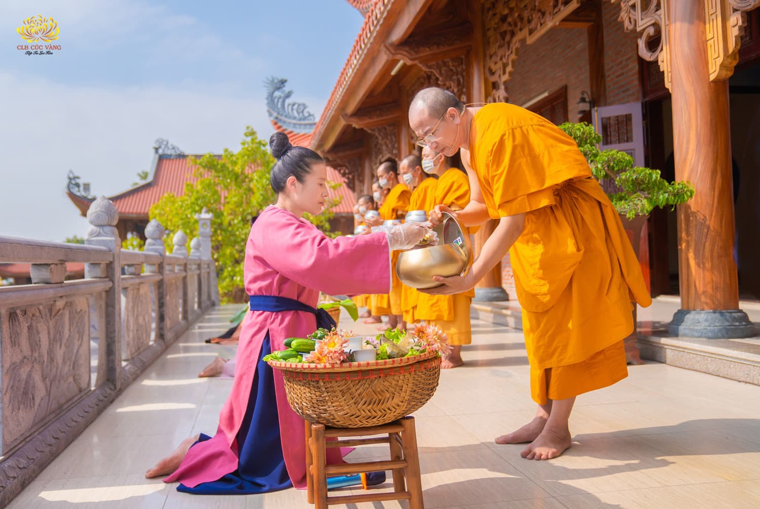 Phật tử Phạm Thị Yến chủ nhiệm CLB Cúc Vàng sớt bát cúng dường Sư Phụ Thích Trúc Thái Minh trong trang phục thời Trần