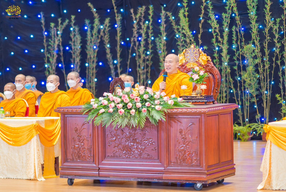 Sư Phụ ban những lời đạo từ quý báu đến các Phật tử trong buổi lễ