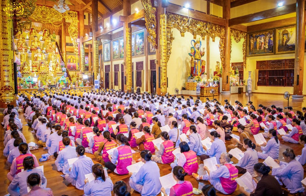 Nương theo lời Phật dạy, Sư Phụ đã chỉ dạy chư Tăng Ni, Phật tử trong vòng 7 ngày (mỗi ngày 2 thời sáng - tối) kinh hành xung quanh chùa để tụng kinh tán dương công đức của Tam Bảo
