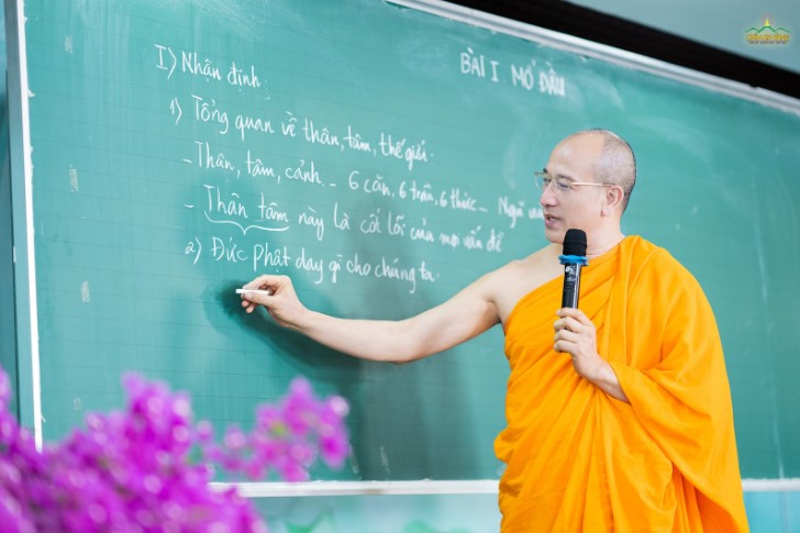 Sư Phụ giảng giải cho các Phật tử bài học ý nghĩa về thân, tâm, thế giới