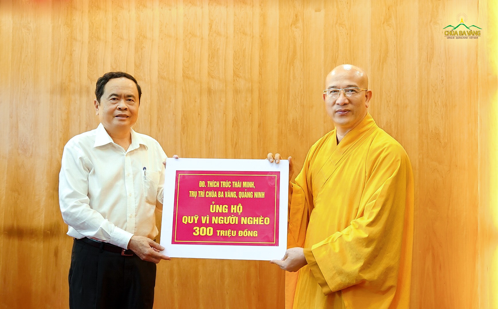 Sư Phụ Thích Trúc Thái Minh đã trao tặng quỹ