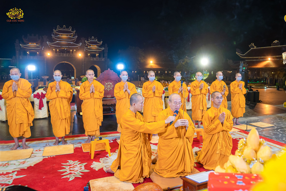 Phật tử cầu thỉnh chư Tăng tác lễ đàn chẩn tế Cầu siêu phả độ gia tiên