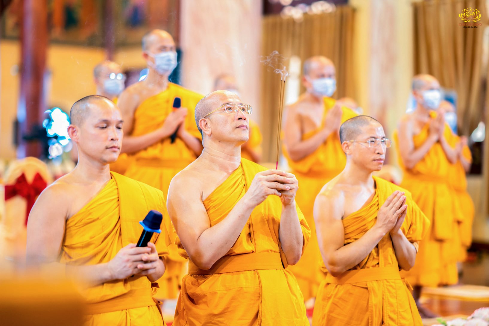 Sư Phụ Thích Trúc Thái Minh niêm hương bạch Phật trong lễ phát Bồ đề tâm nguyện.