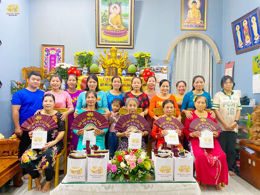 Tại Đồng Nai, các Phật tử đại diện cho CLB Cúc Vàng trao quà Vu Lan tới cha mẹ của các Phật tử trong đạo tràng.