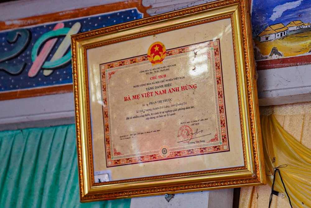 Tấm bằng khen Nhà nước trao tặng tới mẹ Việt Nam anh hùng Phan Thị Thuộc bởi những cống hiến, hy sinh vì sự nghiệp giải phóng dân tộc, xây dựng và bảo vệ Tổ Quốc.