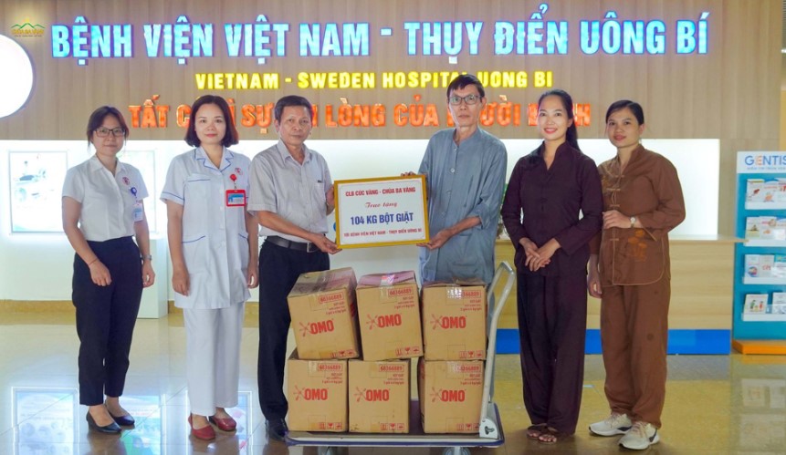 Hơn 100kg bột giặt được Phật tử CLB Cúc Vàng trao tặng bệnh viện Việt Nam – Thụy Điển Uông Bí
