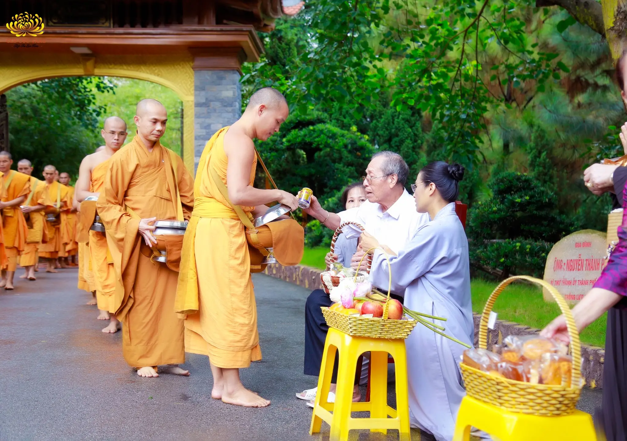 Đặt bát cúng dường chư Tăng mùa Vu Lan - Nguyện cầu phúc báu phổ độ gia tiên theo lời Phật dạy