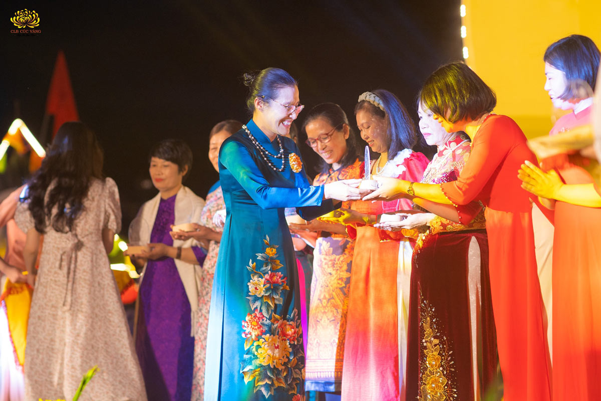 Cô Phạm Thị Yến trao cúp lưu niệm tới các đạo tràng trưởng trong CLB Cúc Vàng đã thành lập được nhiều đạo tràng nhất