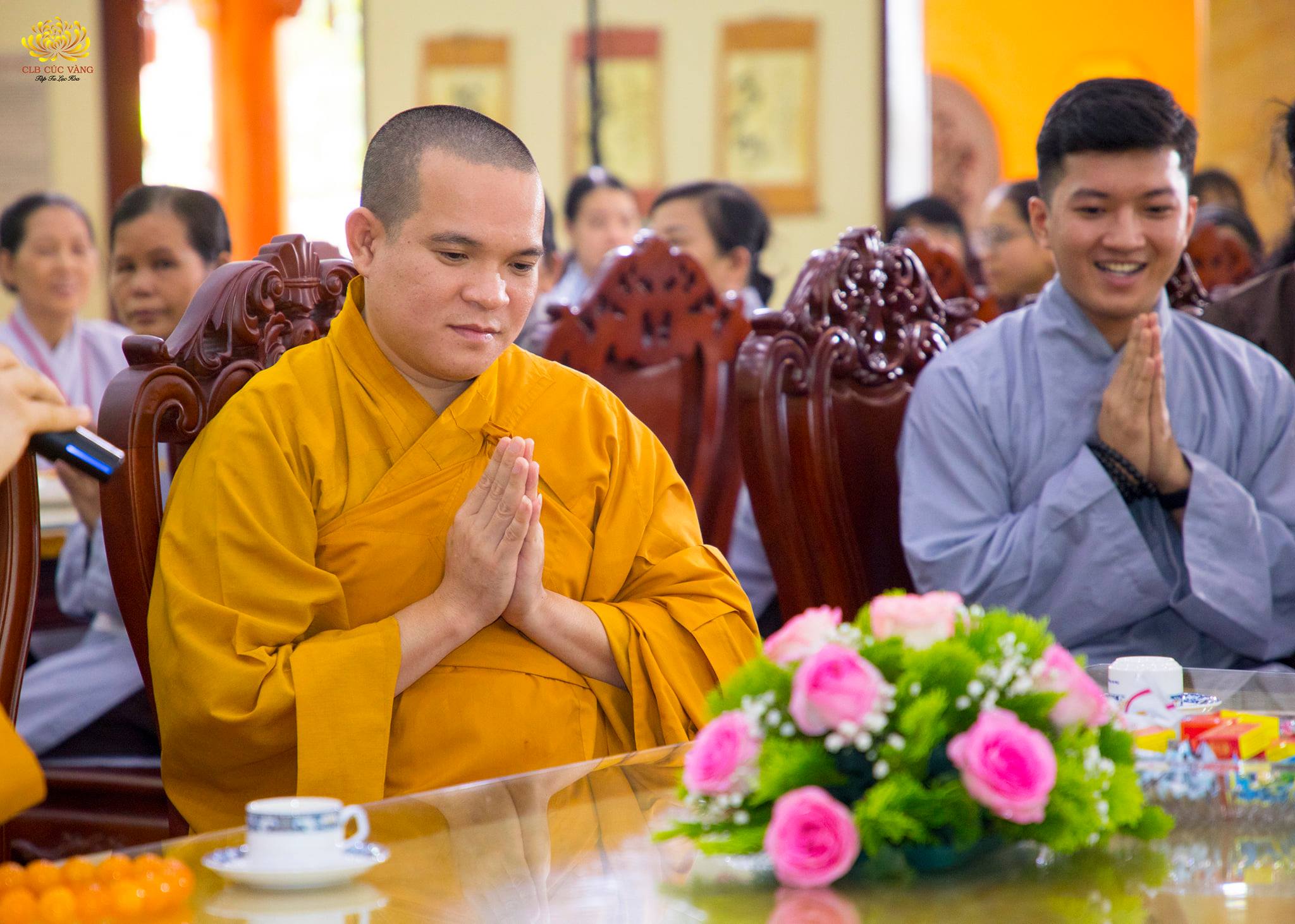 Cô chủ nhiệm cùng Phật tử CLB Cúc Vàng đón tiếp Thầy Nhuận Hòa thăm chùa Ba Vàng