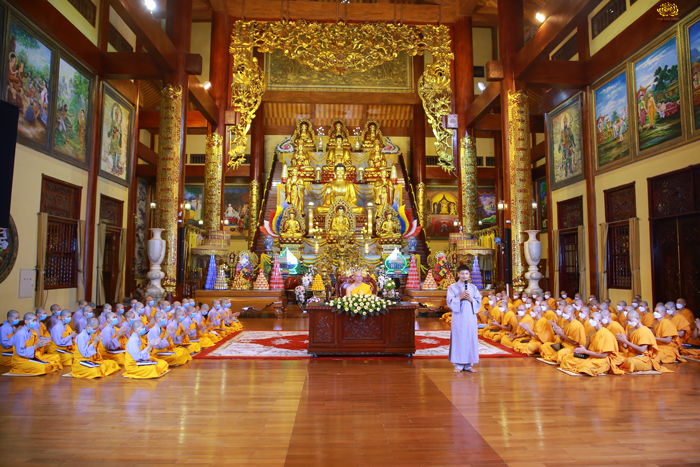 Phật tử Lê Văn Đức đại diện cho các thiền sinh chia sẻ cảm nhận sau khi tham gia khóa tu thiền 
