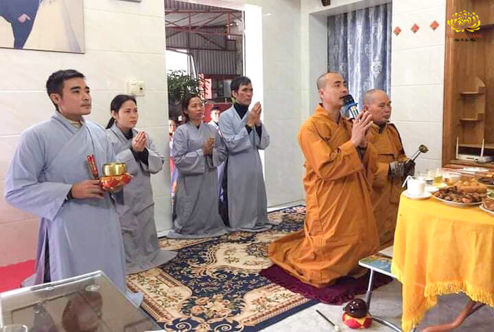Hình ảnh gia đình thỉnh mời quý Thầy chùa Ba Vàng về tác lễ An vị lô hương